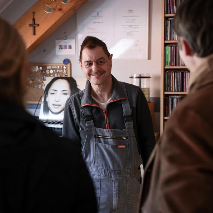 Le Couple héritier échange avec un jeune du centre