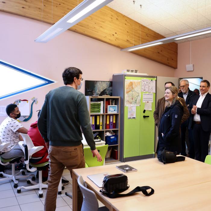 Le Couple héritier arrive dans une salle de cour