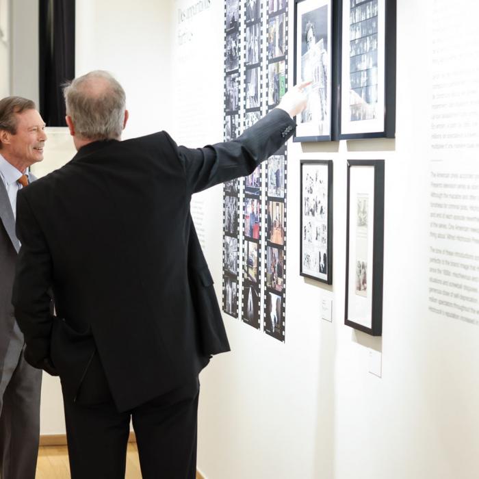 Le Grand-Duc observe une des photos présentées par Paul Lesch