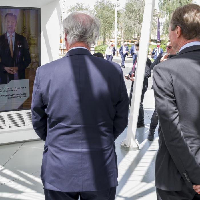 Le Grand-Duc et le ministre regarde le message de bienvenue du pavillon