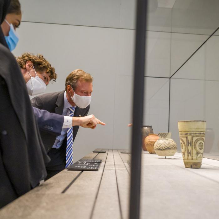Le Grand-Duc reçoit des explications sur un vase exposé au "Louvre Abou Dhabi"