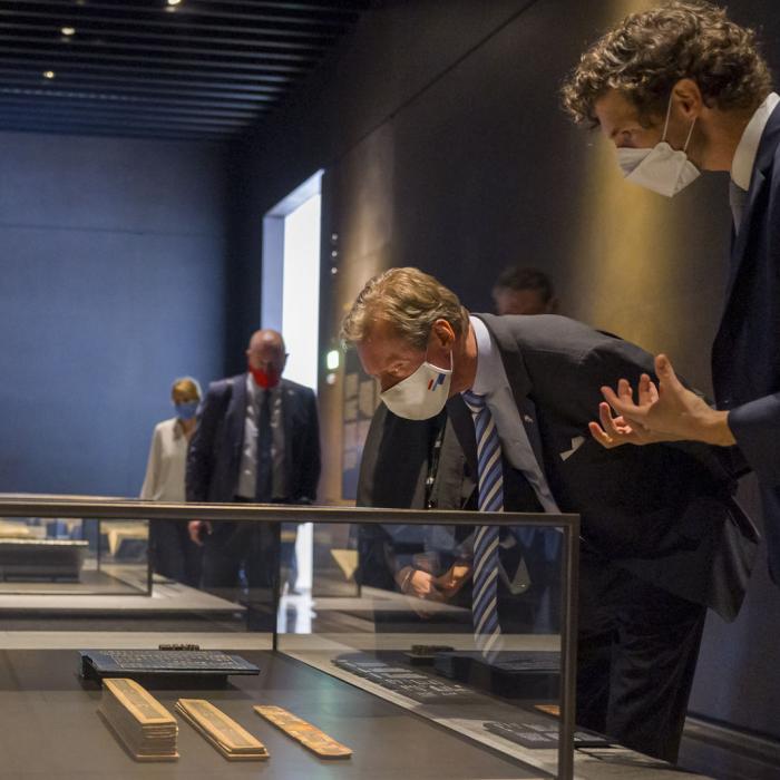 Le Grand-Duc observe de près une oeuvre du "Louvre Abou Dhabi"