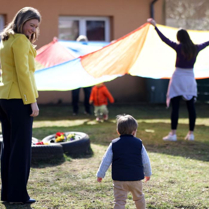 La Princesse et le Prince dans le jardin de la crèche