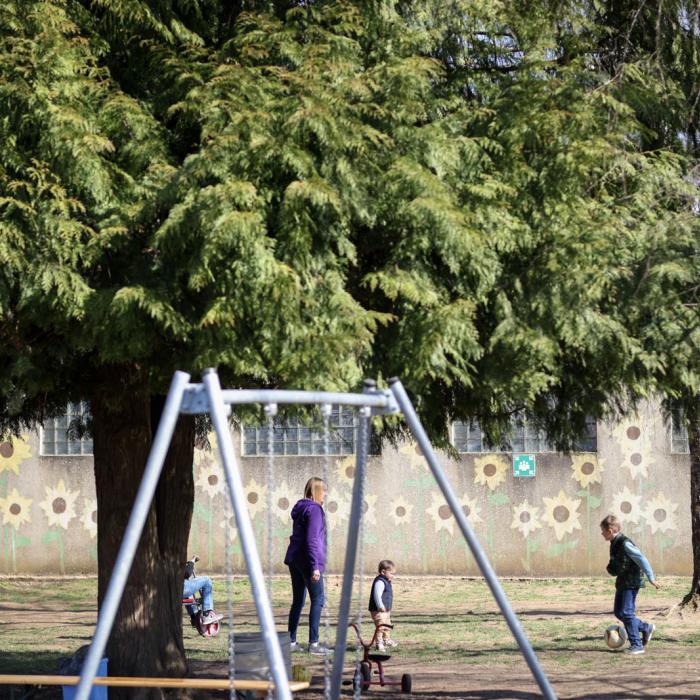 Vue sur le jardin dans lequel le Prince Charles joue au foot