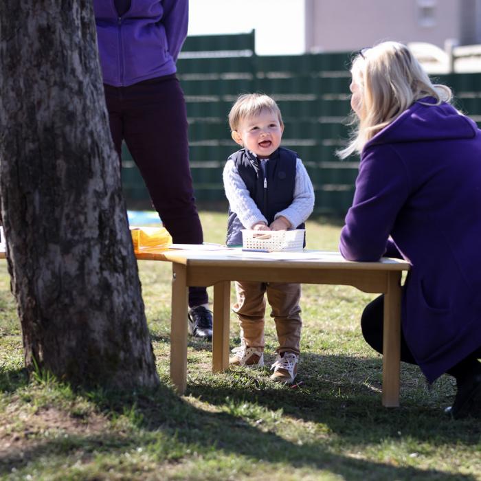 Le Prince Charles interagit avec une responsable de la crèche