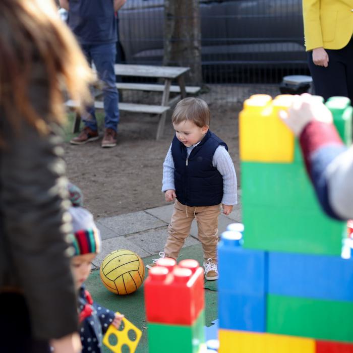 Le Prince Charles joue avec des enfants