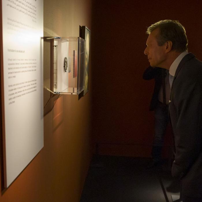 Le Grand-Duc observe de près un objet du musée dédié à l'histoire de l'Islam