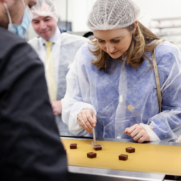 La Princesse Stéphanie apporte une touche de finition à des chocolats