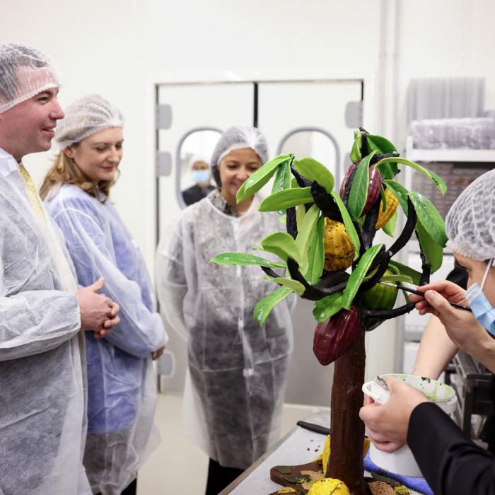 Le Couple héritier échange avec des artisans chocolatiers