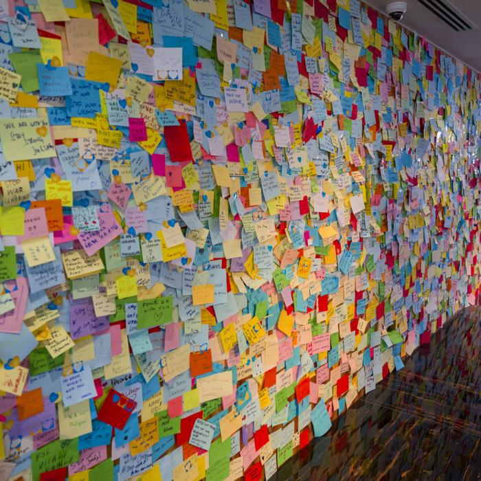 Vue sur un mur du pavillon ukrainien avec des messages de soutien