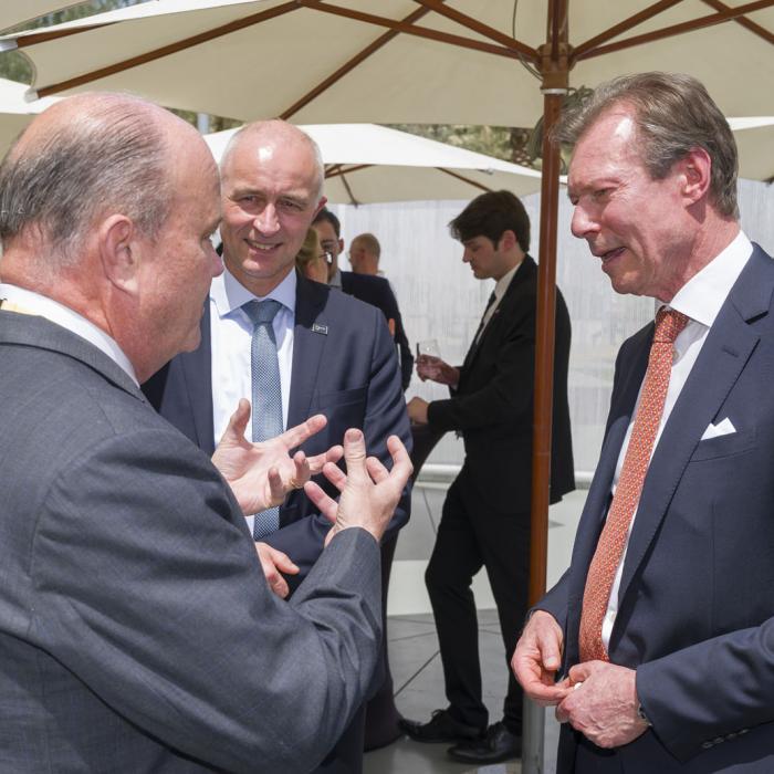 Le Grand-Duc en pleine discussion