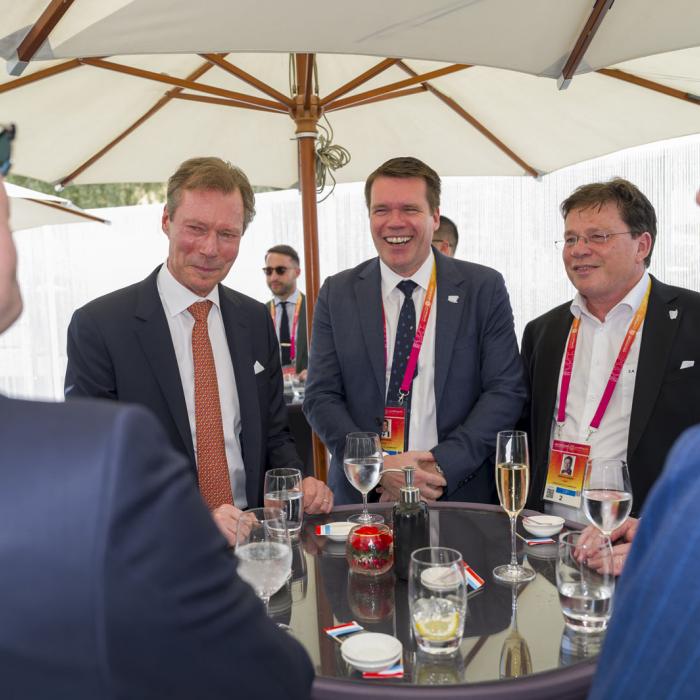 Le Grand-Duc en pleine discussion
