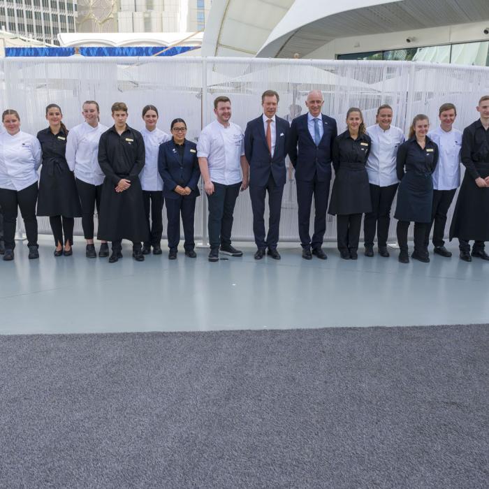 Le Grand-Duc entouré de l'équipe du "Schengen Lounge"