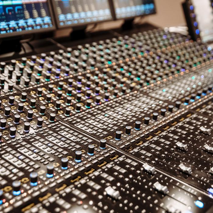 Vue sur une table de mixage