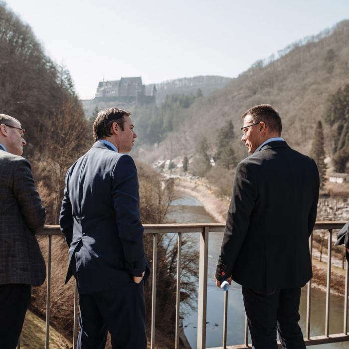 Le Prince reçoit des explications sur le barrage