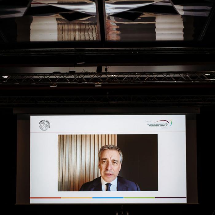 Le discours du ministre Meisch est diffusé sur un écran
