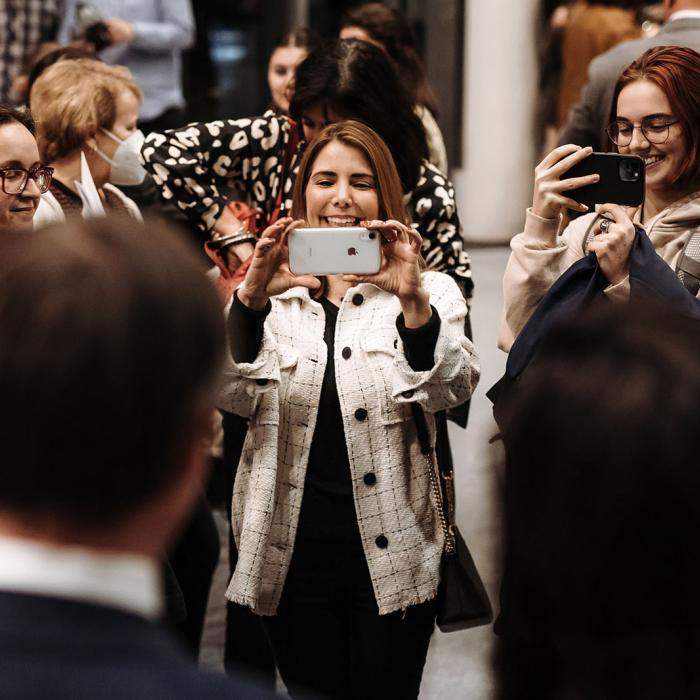 Une jeune femme prend le Grand-Duc Héritier en photo