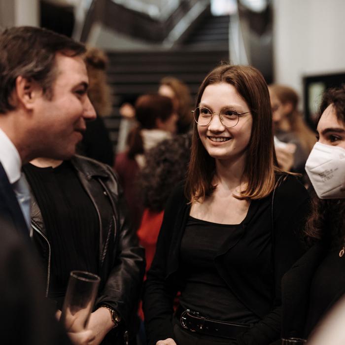 Le Grand-Duc Héritier en pleine discussion avec de jeunes femmes