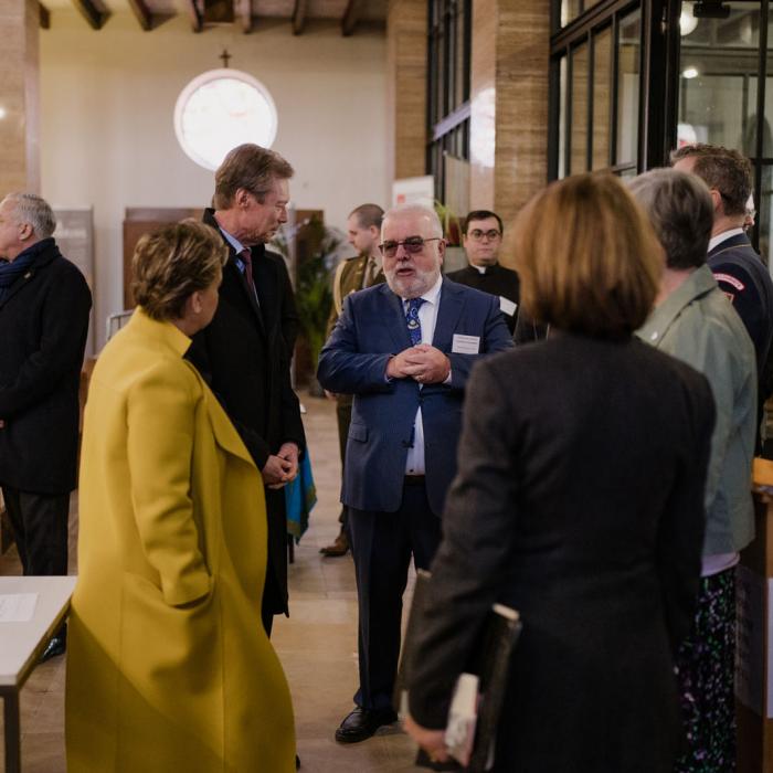 Le Couple grand-ducal écoute des explications sur l'exposition