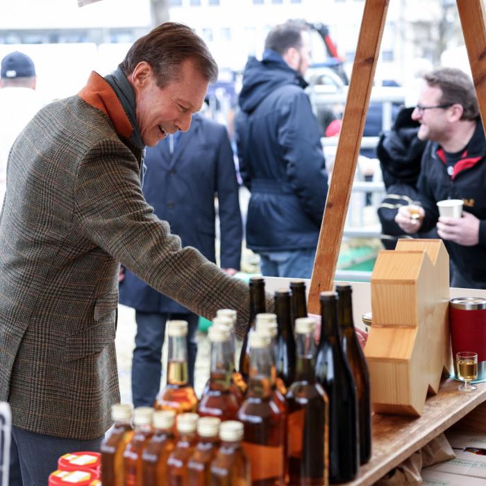 Le Grand-Duc découvre des boissons locales