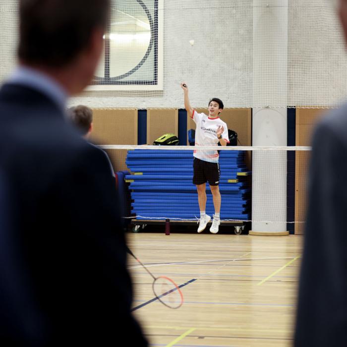 Un garçon joue au badminton
