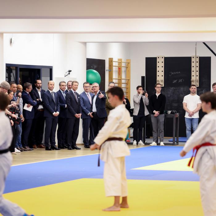 Les invités observent les jeunes judokas