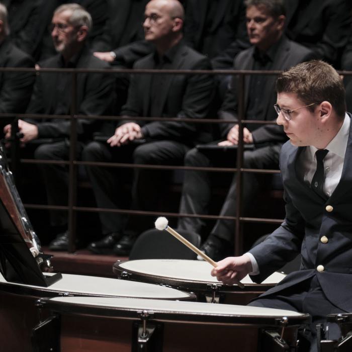 Vue sur un percussionniste à l'oeuvre