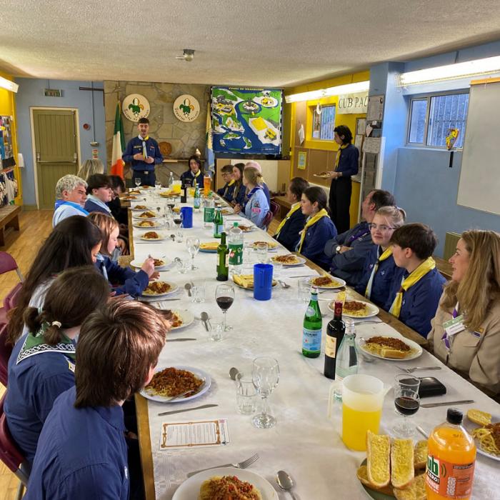 Le Prince Héritier partage un repas avec le “35th Dublin Scout Group"