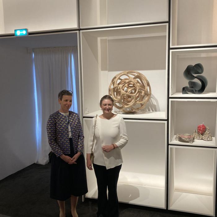 La Princesse et la ministre devant une oeuvre d'un artiste luxembourgeois
