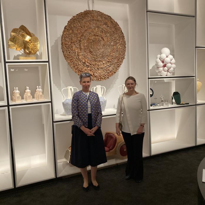 La Princesse et la ministre devant une oeuvre d'un artiste luxembourgeois