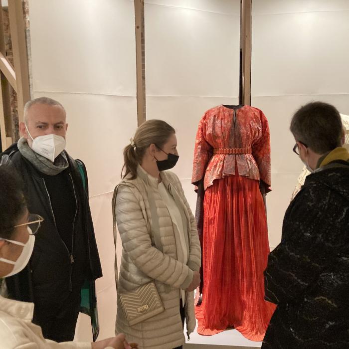 La Princesse et la ministre devant une robe réalisée artisanalement 