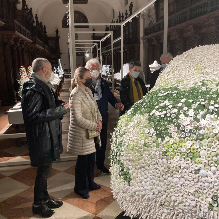 La Princesse observe une oeuvre composée d'objets troués