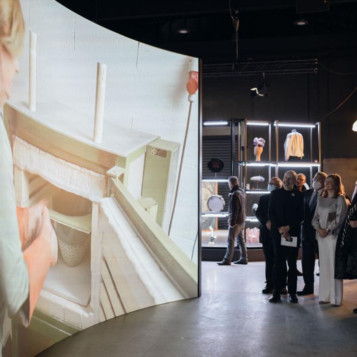 La Princesse regarde une projection sur la réalisation d'un objet