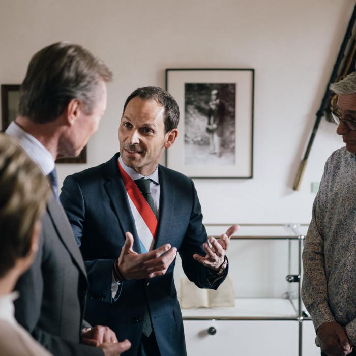 Le Grand-Duc en pleine discussion avec le bourgmestre de Dudelange