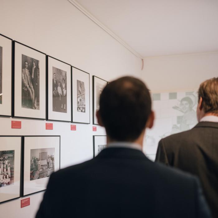 Vue sur les archives photographiques accrochées à un mur