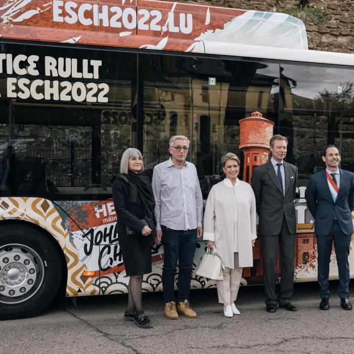 Le Couple grand-ducal et des invités posent devant le bus qui les mènera au boulodrome