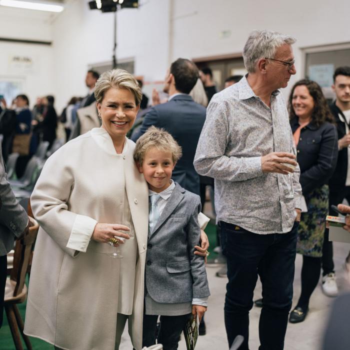 Un enfant se tient à côté de la Grande-Duchesse pour une photo souvenir