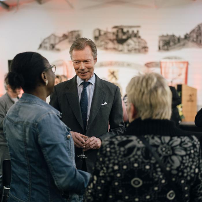 Le Grand-Duc échange avec le public présent à l'inauguration de l'exposition