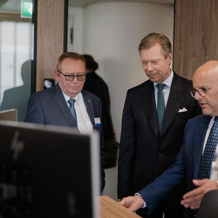 Le Grand-Duc regarde un écran lors de la visite du nouveau bâtiment de la CMCM