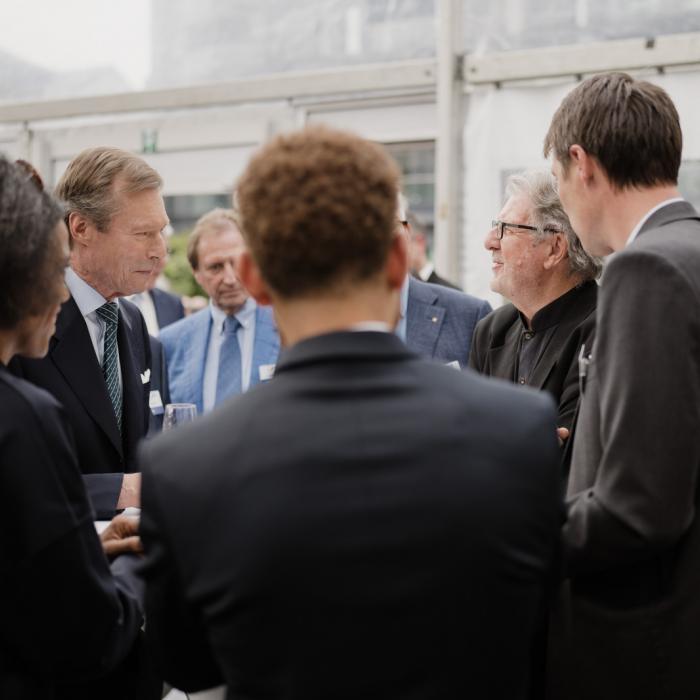 Le Grand-Duc parle avec des invités lors de la réception