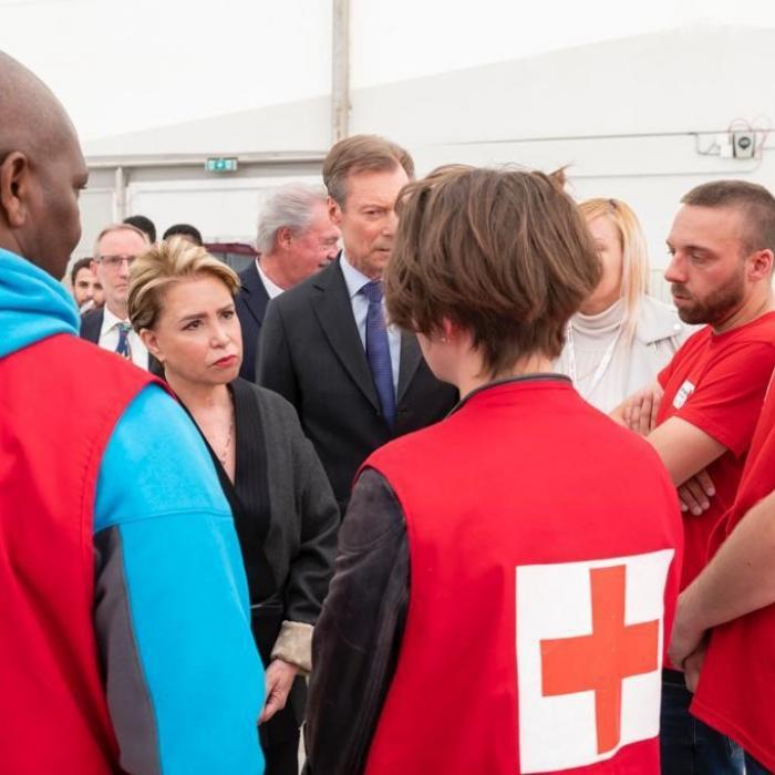 n.c., Croix-Rouge ; Christof Müller, chargé de Direction du Service Migrants et Réfugiés de la Croix-Rouge ; S.A.R. la Grande-Duchesse ; Jean Asselborn, ministre des Affaires étrangères et européennes, ministre de l'Immigration et de l'Asile ; S.A.R. le Grand-Duc ; n.c., Croix-Rouge ; Viktorija Romanenko, interprète ukrainienne ; n.c., Croix-Rouge ; n.c., Croix-Rouge