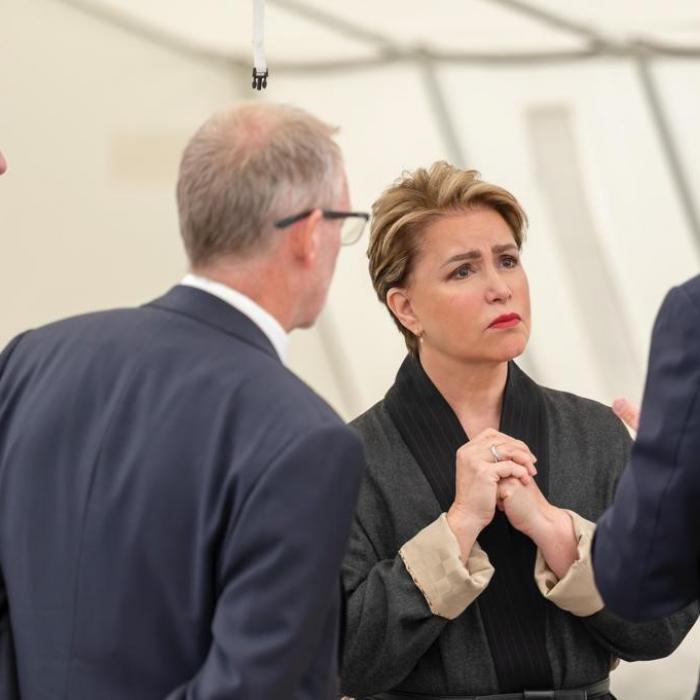 Yves Piron, directeur de l’Office national d’accueil (ONA) ; Christof Müller, chargé de Direction du Service Migrants et Réfugiés de la Croix-Rouge ; S.A.R. la Grande-Duchesse ; Jean Asselborn, ministre des Affaires étrangères et européennes, ministre de l'Immigration et de l'Asile