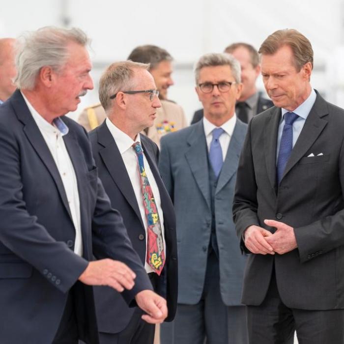 Ben Baus, CGDIS ; Jean Asselborn, ministre des Affaires étrangères et européennes, ministre de l'Immigration et de l'Asile ; Christof Müller, chargé de Direction du Service Migrants et Réfugiés de la Croix-Rouge ; Colonel Robert Kohen, aide de camp auprès de la maison du Grand-Duc ; Paul Dühr, maréchal de la Cour ; n.c., sécurité ; S.A.R. le Grand-Duc ; Viktorija Romanenko, interprète ukrainienne ;