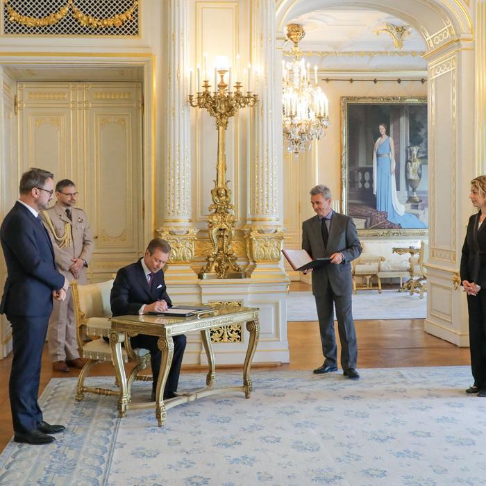 Le Grand-Duc signe les documents lors de l'assermentation