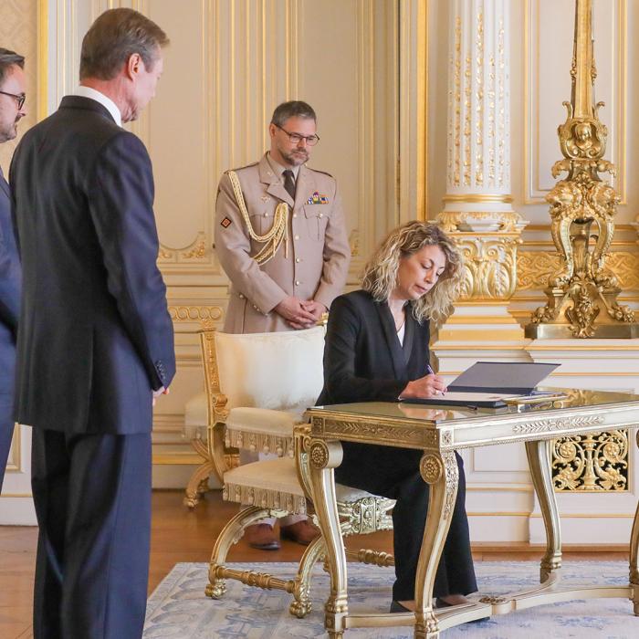 Madame Joëlle Welfring signe les documents officiels