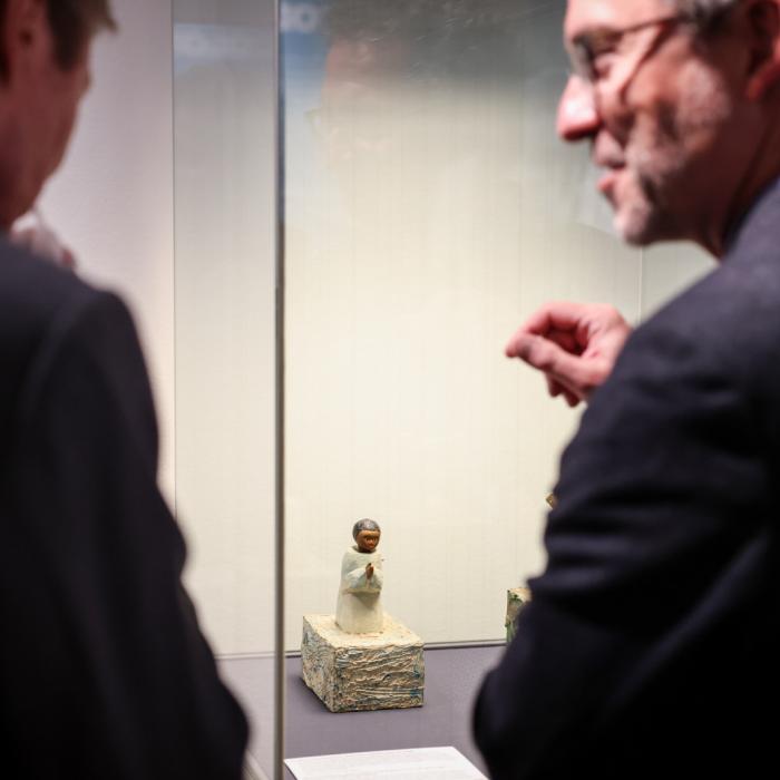 Une figurine de l'exposition