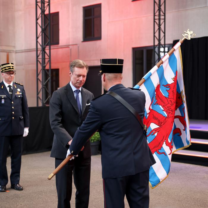 Remise du drapeau par le Grand-Duc