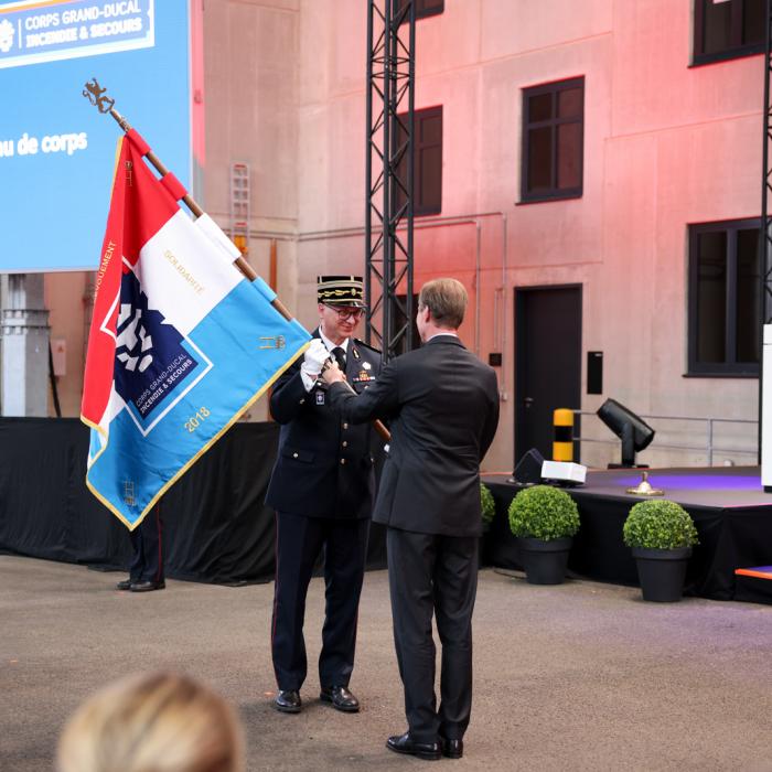 Remise du drapeau par le Grand-Duc