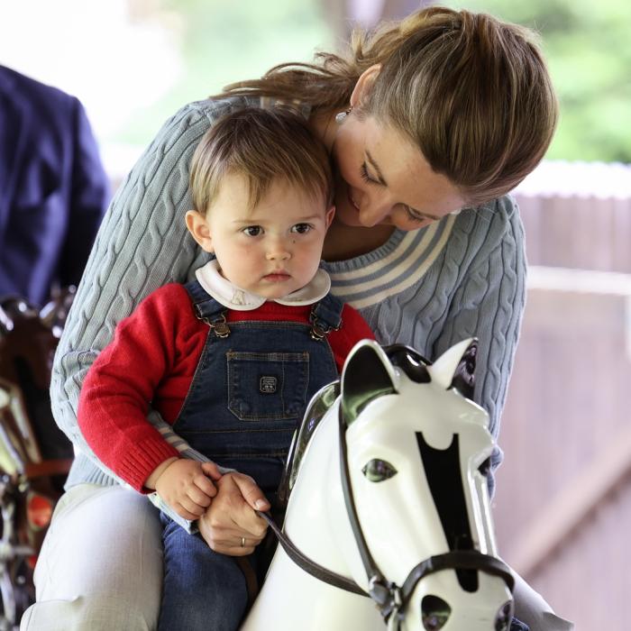 La Princesse héritière et le Prince Charles sur un manège