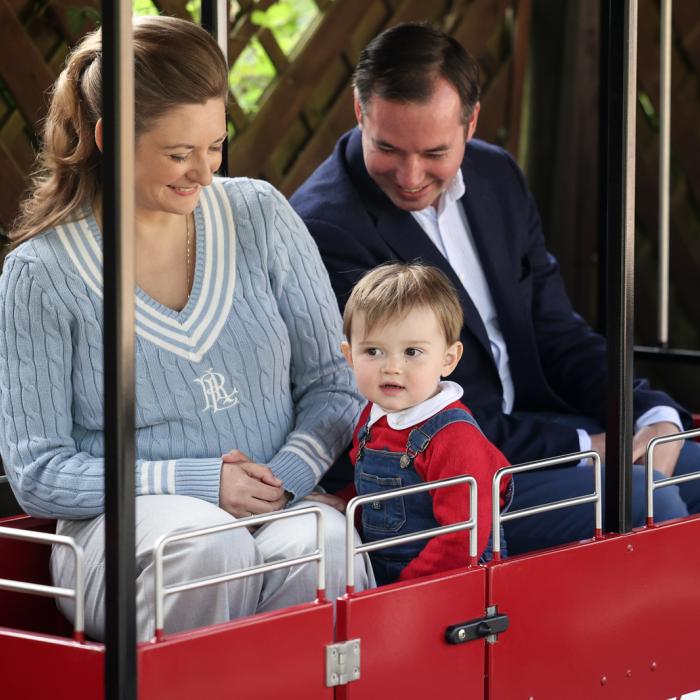 La Famille héritière dans le train électrique